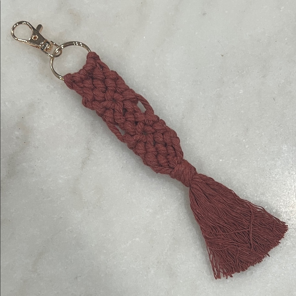 Elegant Macramé Keychain in Rust - Picture 4 of 4